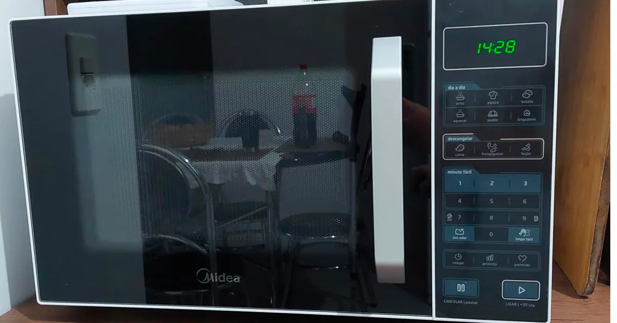 Microondas Midea 35 litros é bom? Testamos o modelo MXSA35P1 completo
