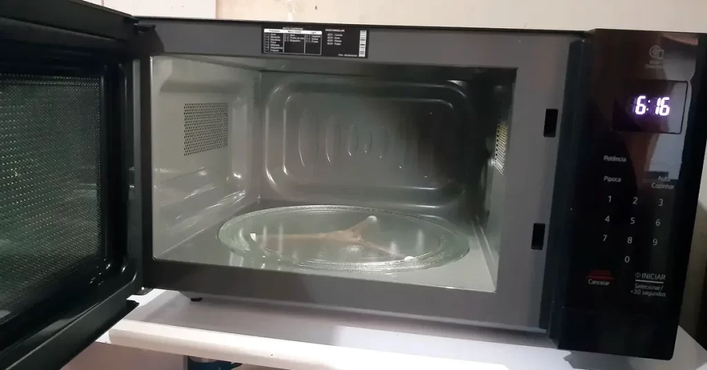 Micro-ondas LG Neochef é bom? Design elegante combina com cozinhas modernas